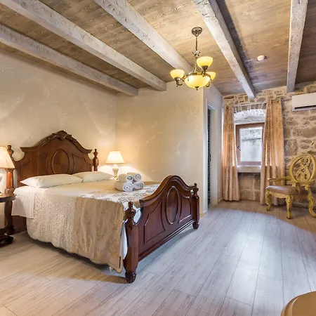Heritage Palace Varos - Mag Quaint & Elegant Boutique